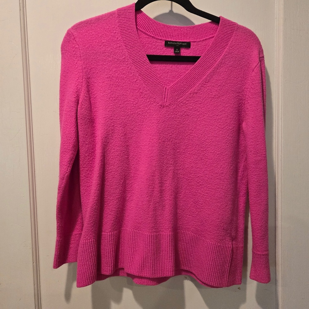 Banana Republic V-Neck Light Weight Pink Sweater - Size Small